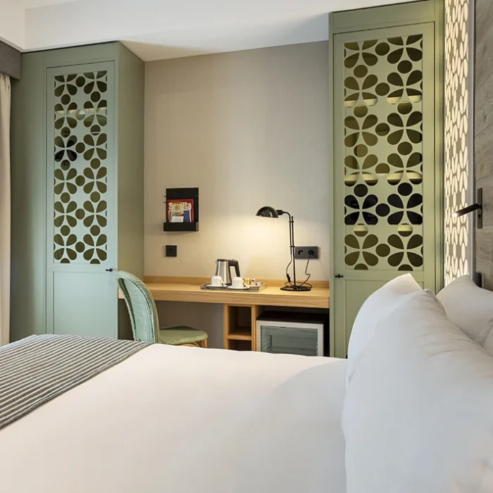 Escritorio de habitación premium, también con tonos verdes y maderas claras - Proyecto Hotel Catalonia Santa Justa