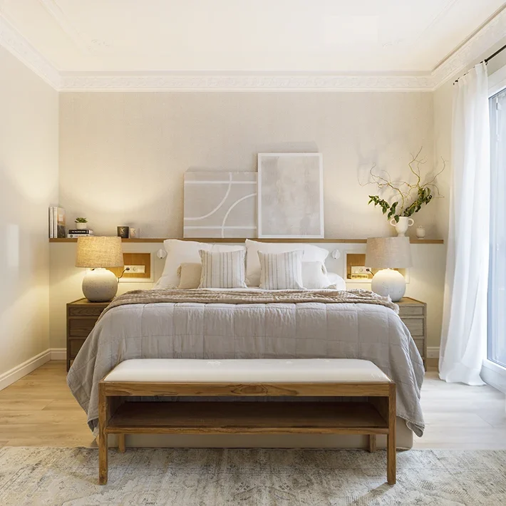 Dormitorio principal con estética clásica y tonalidades neutras y cálidas - Proyecto Eixample
