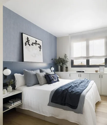 Dormitorio principal con decoración y paredes en azul marino - Proyecto Vilanova