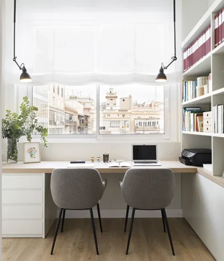 Home office con mucha luz y amplias vistas al patio interior - Proyecto Eixample