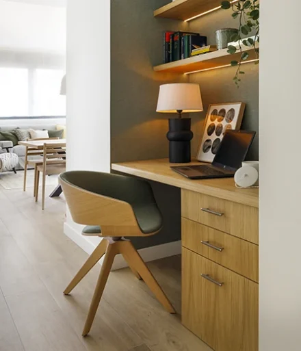 Pequeña home office con maderas cálidas y detalles en negro - Proyecto Vilanova