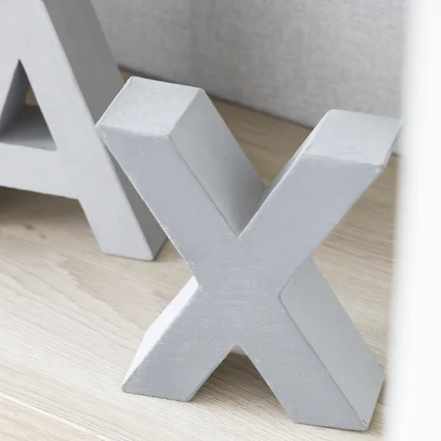 Letras 'A' y 'X' blancas decorativas - Proyecto Eixample