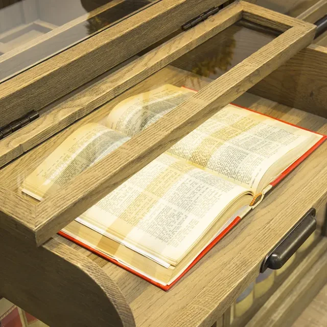 Libro en expositor de madera en el interior del 8Sides