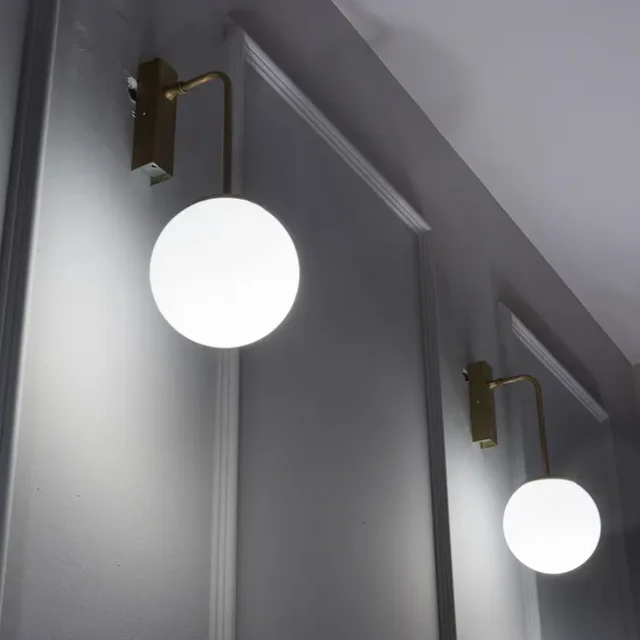 Apliques blancos y dorados en el interior del 8Sides