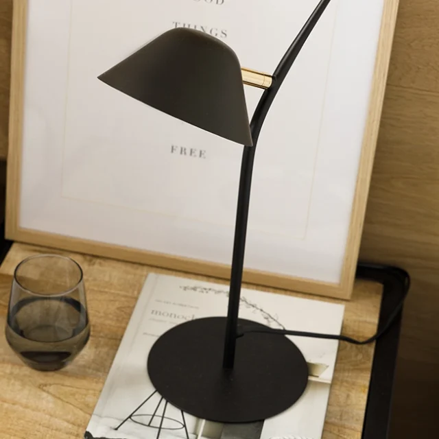 Lampara de escritorio sobre mesita de noche.