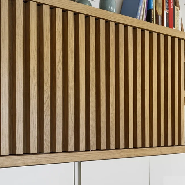 Puerta corredera de listones de roble - Proyecto Vilanova