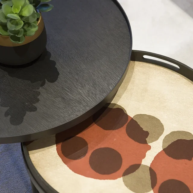 Mesa circular en tonos negros, dorados y rojos - Apartamentos Gala Placidia