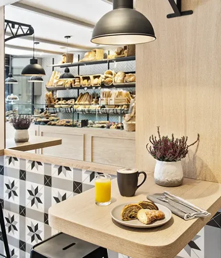 Dulces, café y zumo presentado en la zona de cafetería