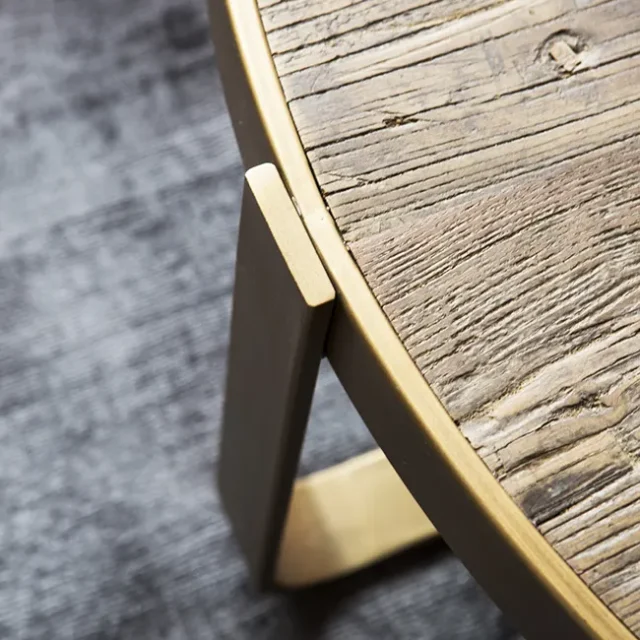 Mesa de madera con detalles dorados