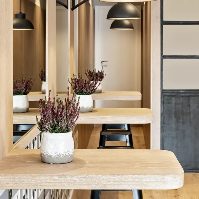 Plantas rosadas sobre las mesas de la cafetería