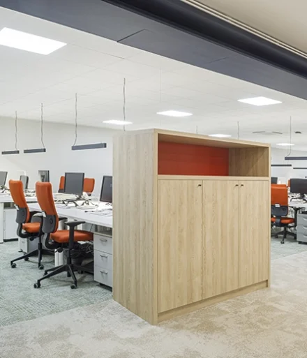 Oficina en tonos neutros con sillas de color rojo.