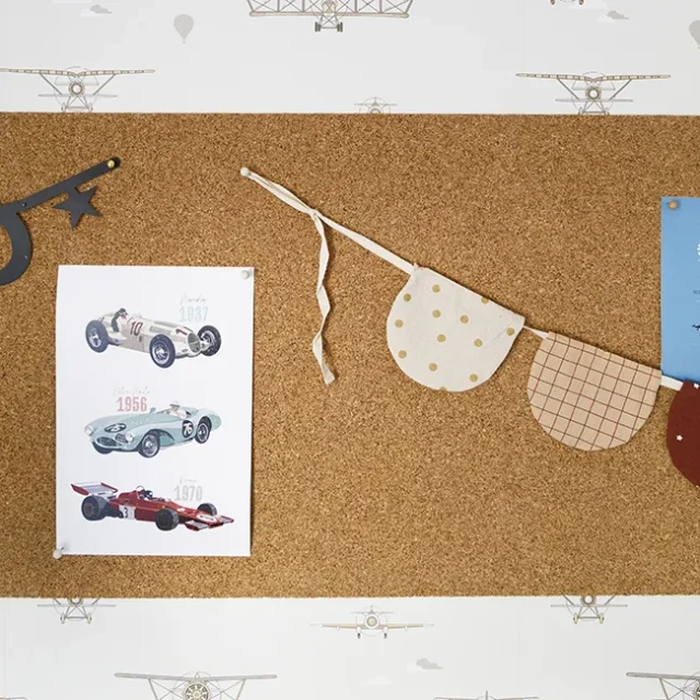 Corcho decorativo en pared de dormitorio infantil.