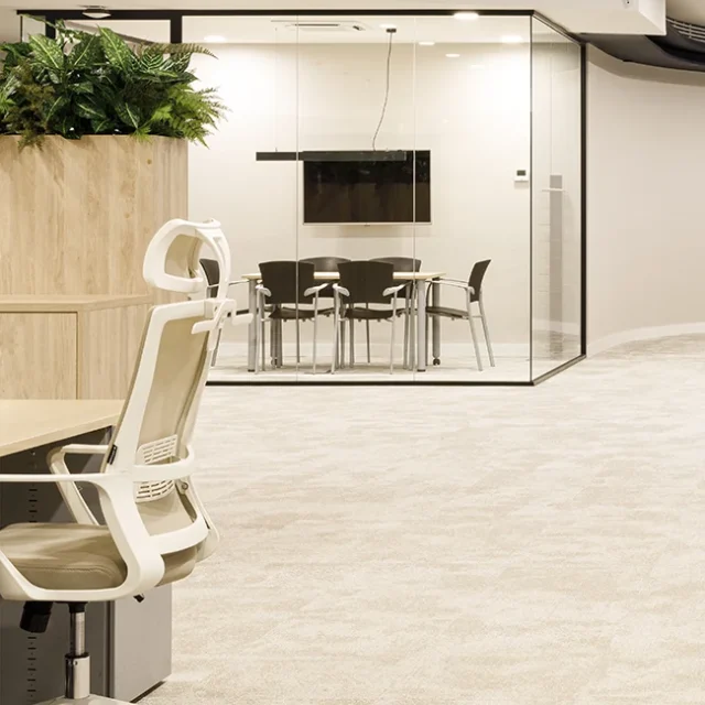 Pecera de cristal cerca de departamento en la oficina Vicens Vives.