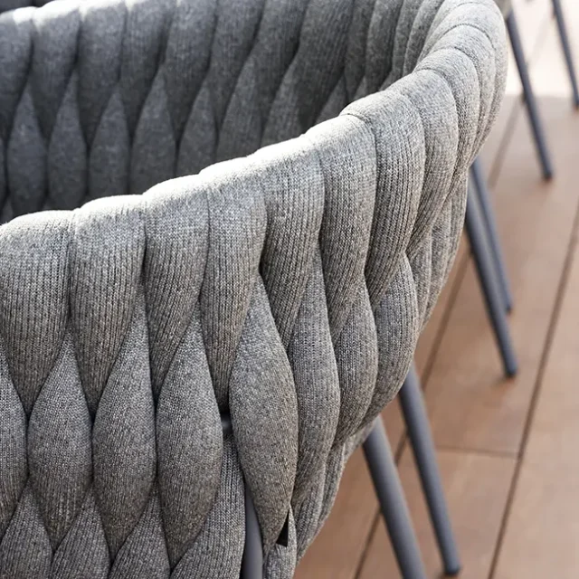 Textura de material tejido en color gris en sillón de jardín.