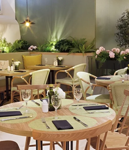 Restaurante con muebles de madera y paredes en verde pastel - Proyecto Hotel Catalonia Santa Justa