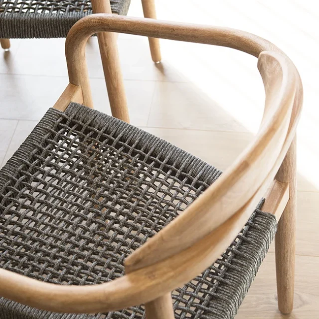 Silla de madera clara - Apartamentos Gala Placidia