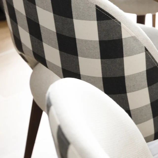 Parte trasera silla de comedor a cuadros.