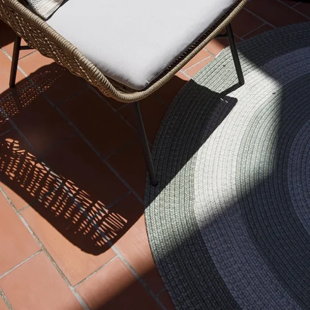 Sillón en terraza dormitorio principal - Proyecto de decoración de casa en Pomaret