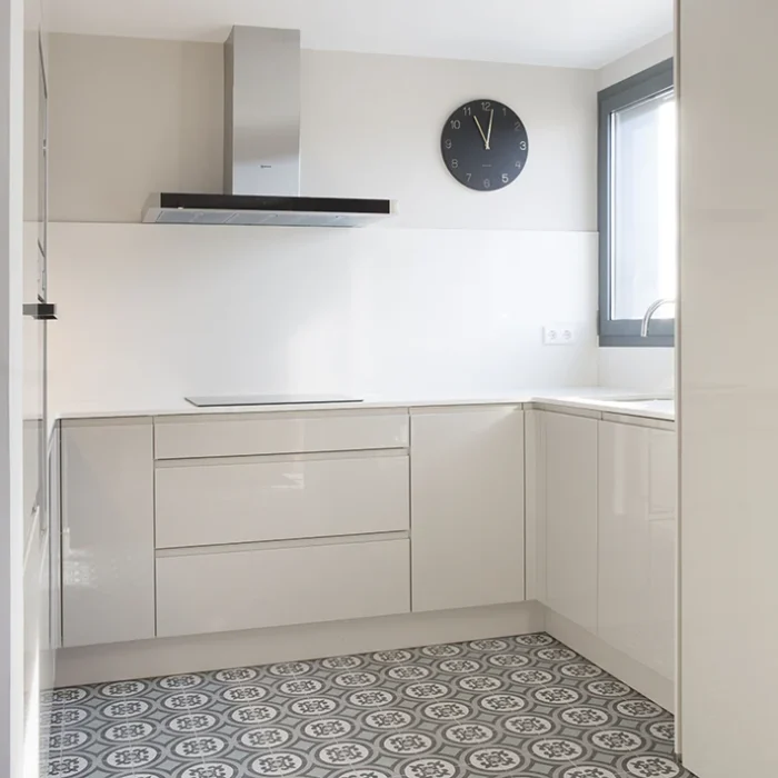 Pequeña cocina blanca con suelo arty - Apartamentos Gala Placidia