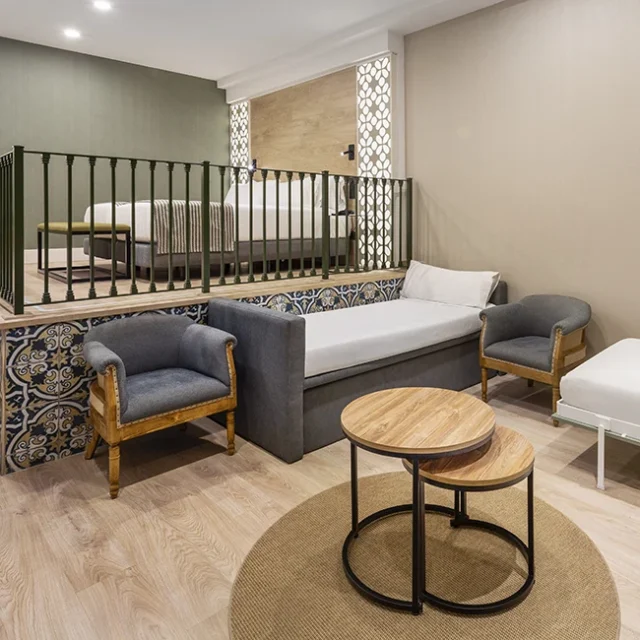 Suite a dos niveles, con cama de matrimonio y sofás camas - Proyecto Hotel Catalonia Santa Justa