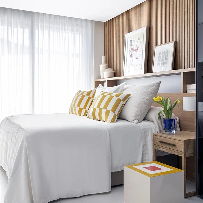 Suite principal con decoraciones en colores primarios.