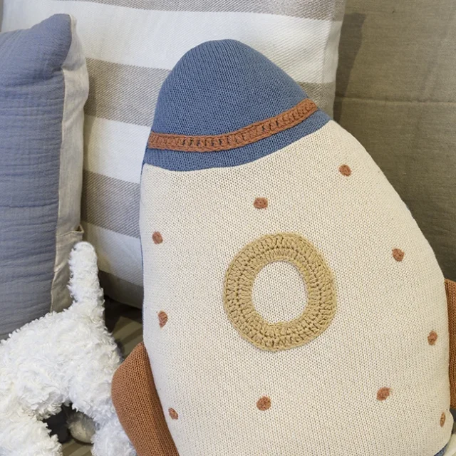 Cojín infantil con forma de cohete - Proyecto Eixample