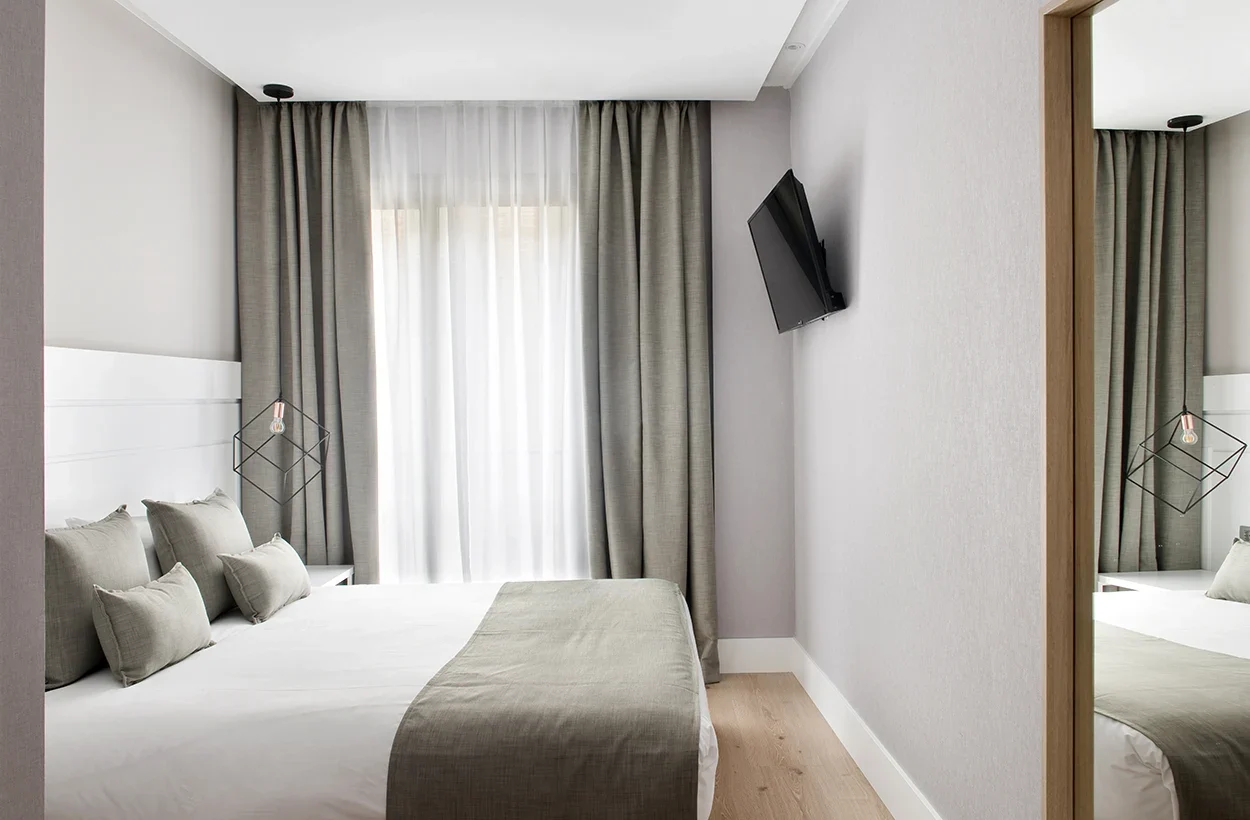 Suite con ropa de cama relajante y atemporal, con textiles de tonos suaves.