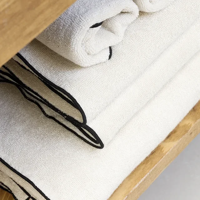 Toallas blancas de distintos tamaños.