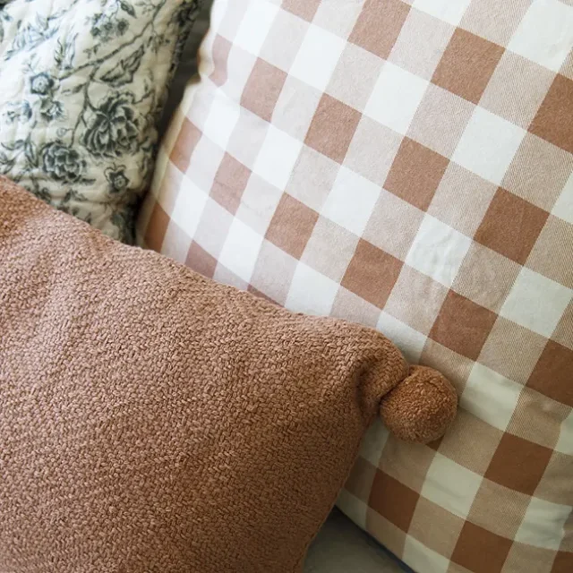 Trío de cojines - Proyecto de reforma integral e interiorismo de casa en Begues